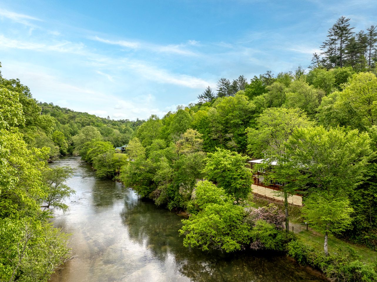 Incredible Riverfront Cabin Surrounded by Trees for an Unforgettable Escape in Nature in Blue Ridge, Georgia