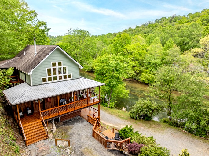 Incredible Riverfront Cabin Surrounded by Trees for an Unforgettable Escape in Nature in Blue Ridge, Georgia