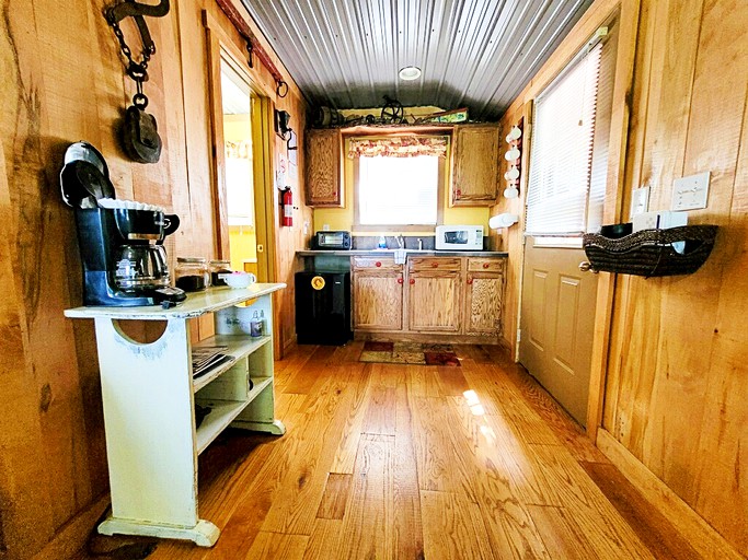 The Toolshed Hillside Cabin With a View on a 50 Acre Farm, Cabins