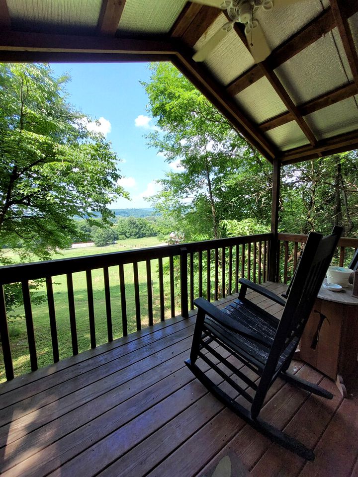 Sparta's Hidden Gem: Unique Views Cabin for an Intimate Escape