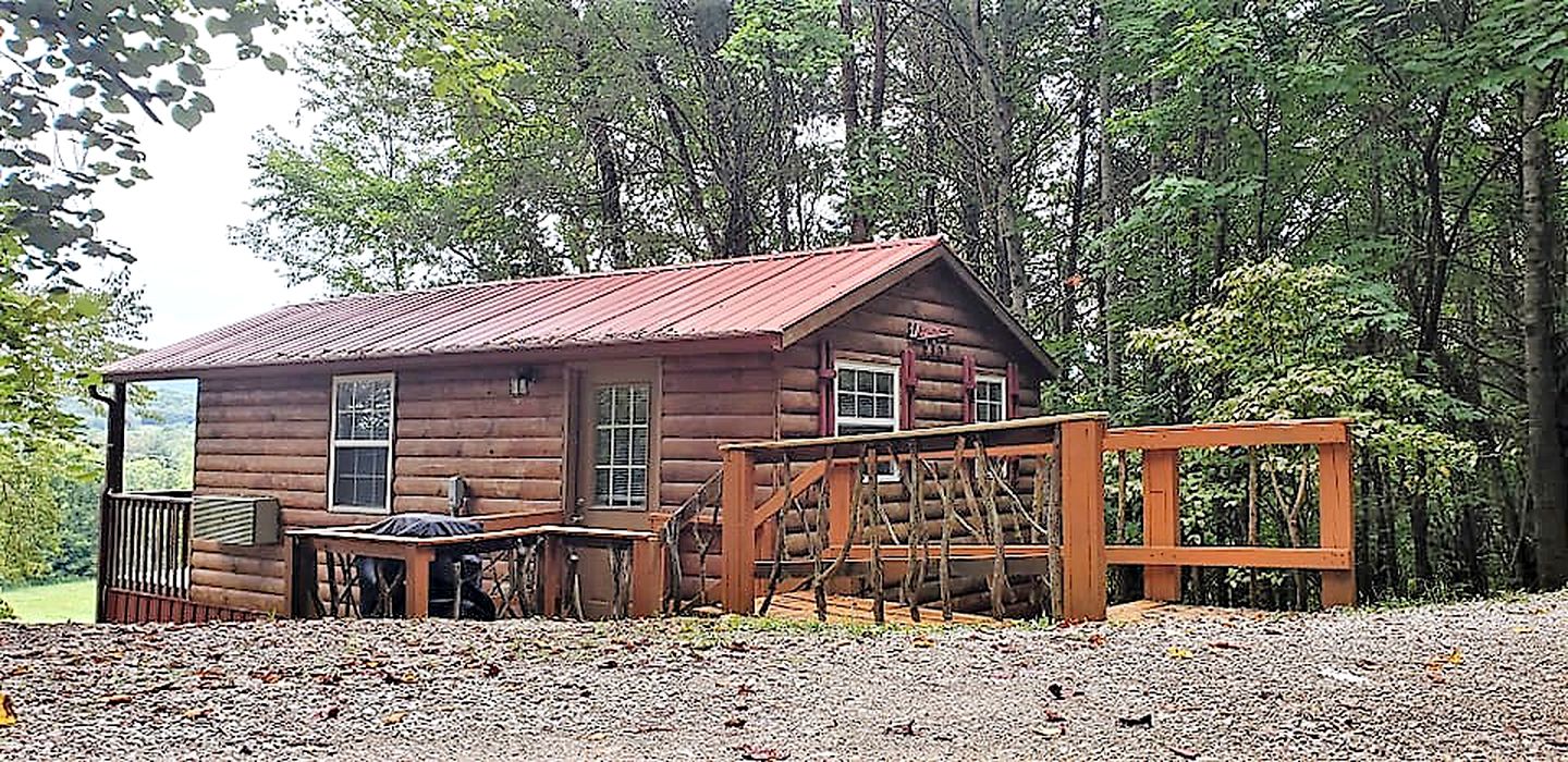 The Toolshed Hillside Cabin With a View on a 50 Acre Farm, Cabins