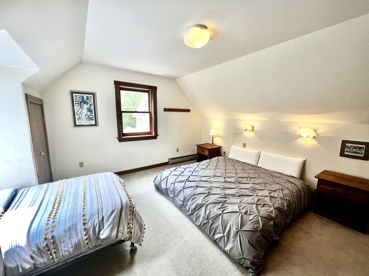 Delightful Rental with Fire Pit, Jacuzzi and Foosball Table in Vermont