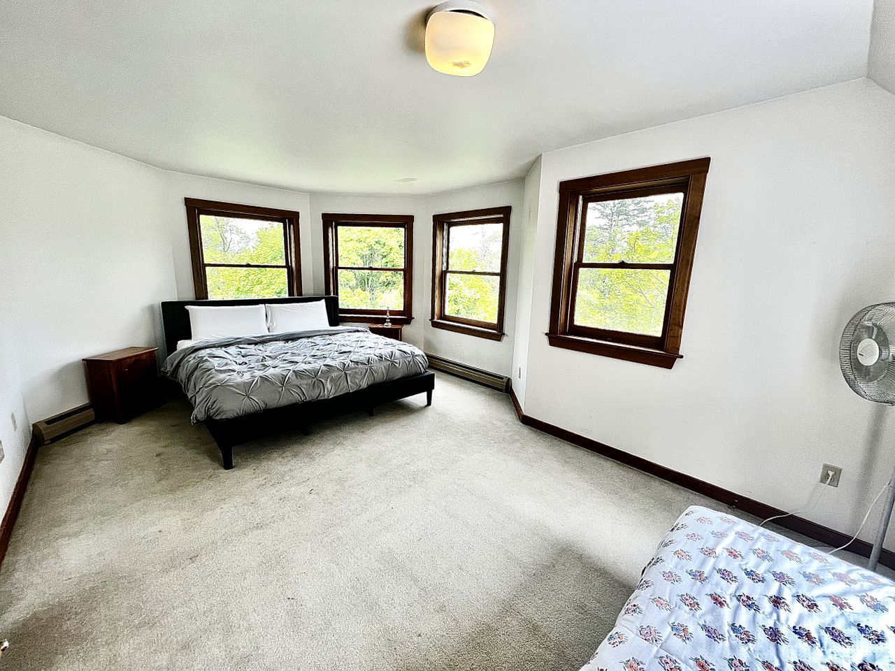 Delightful Rental with Fire Pit, Jacuzzi and Foosball Table in Vermont