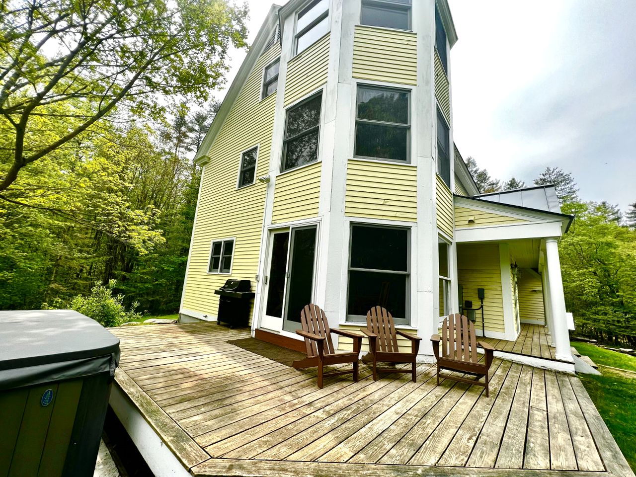 Delightful Rental with Fire Pit, Jacuzzi and Foosball Table in Vermont