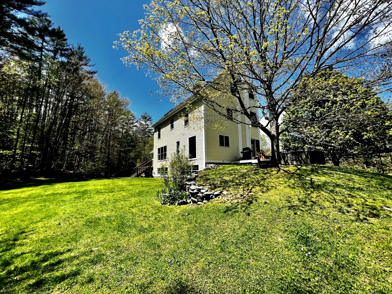 Delightful Rental with Fire Pit, Jacuzzi and Foosball Table in Vermont