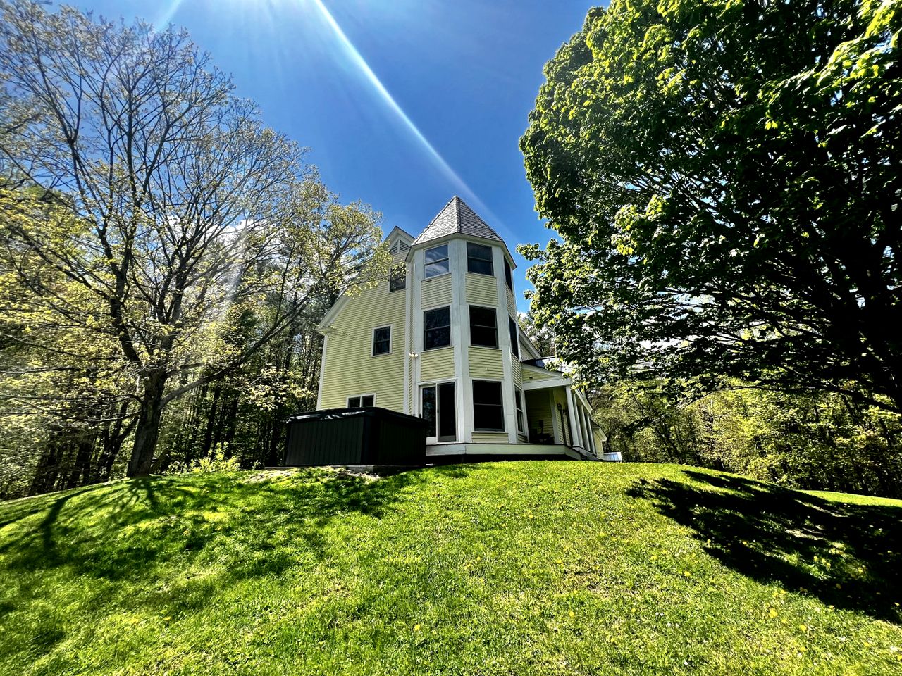 Delightful Rental with Fire Pit, Jacuzzi and Foosball Table in Vermont