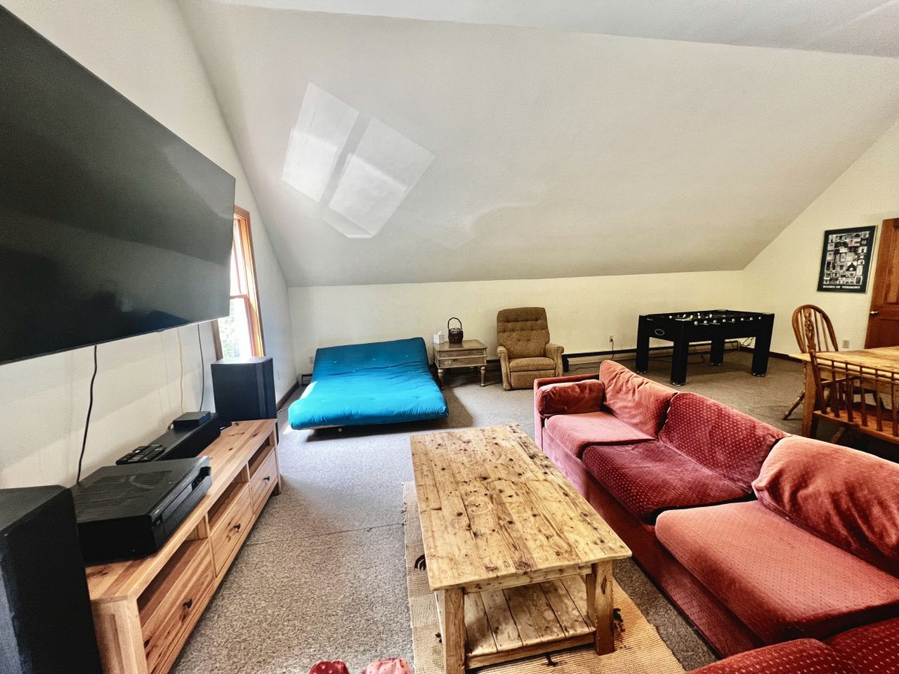 Delightful Rental with Fire Pit, Jacuzzi and Foosball Table in Vermont