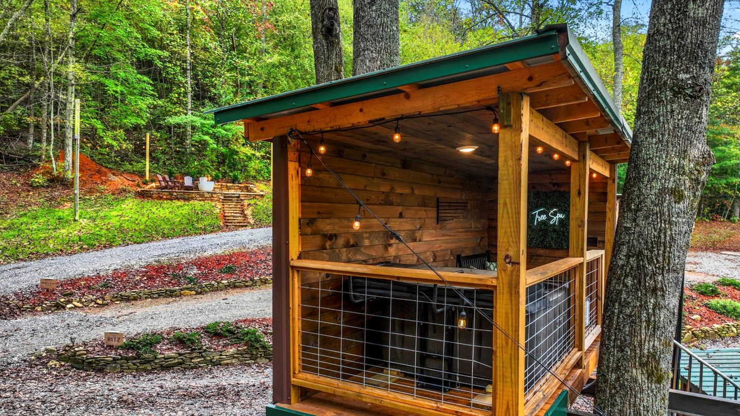 Beautiful Cabin with Fire Pit in Hayesville, North Carolina