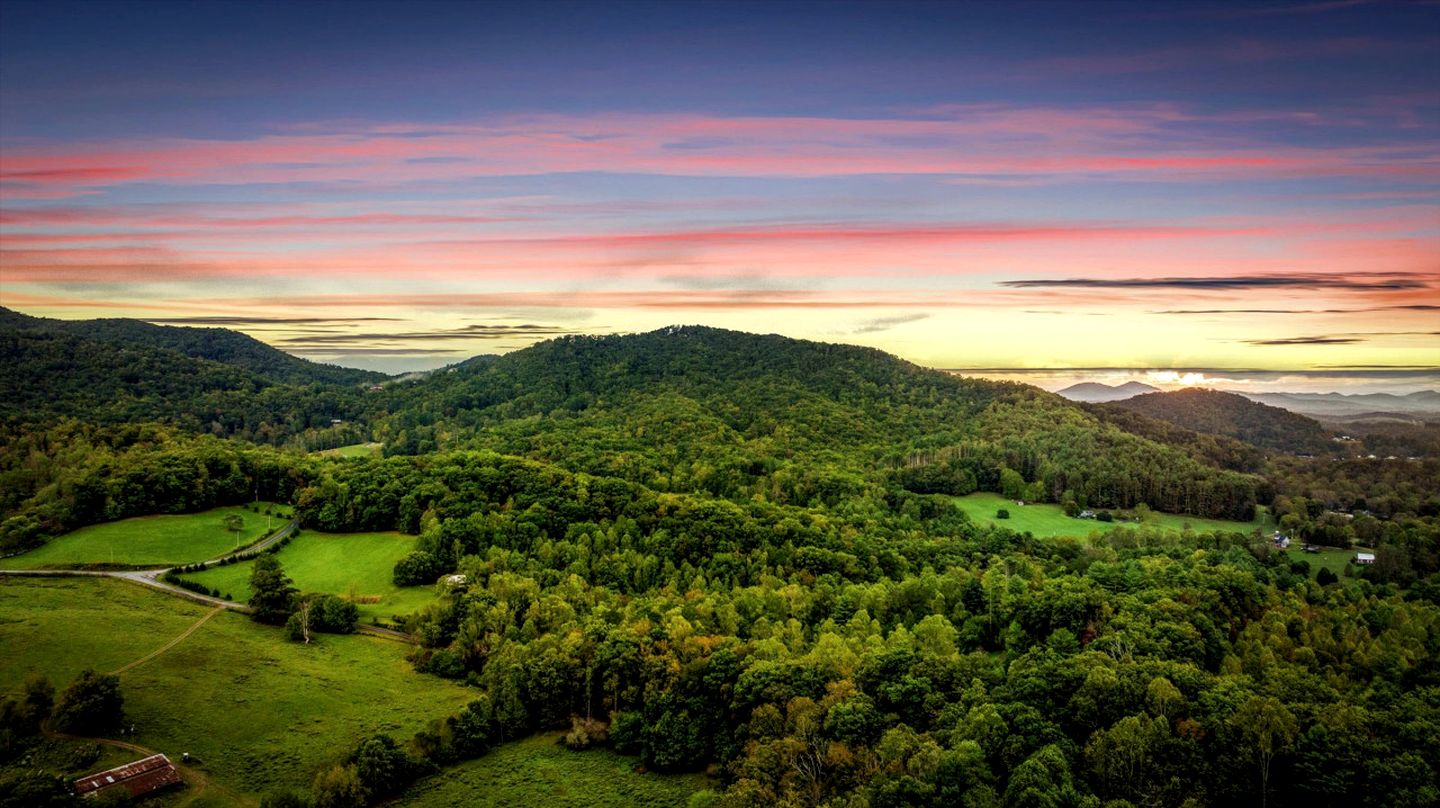 Beautiful Cabin with Fire Pit in Hayesville, North Carolina