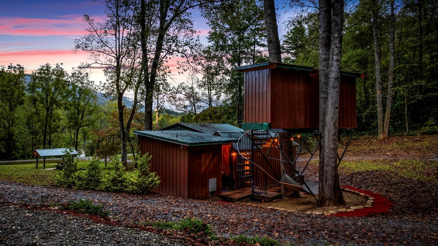 Beautiful Cabin with Fire Pit in Hayesville, North Carolina