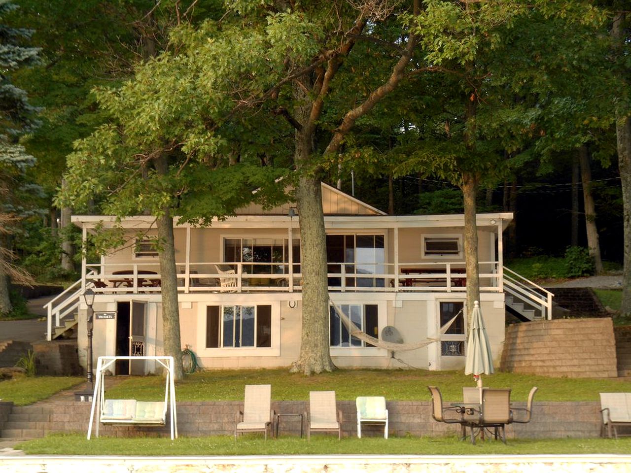 Tranquil Cottage with Spectacular Views on Otsego Lake, New York