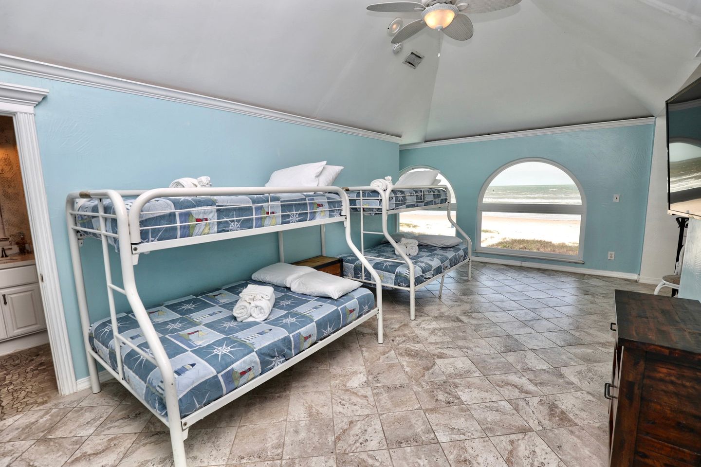 Luxurious Spacious Beach House with Gorgeous Sea Views in Galveston, Texas