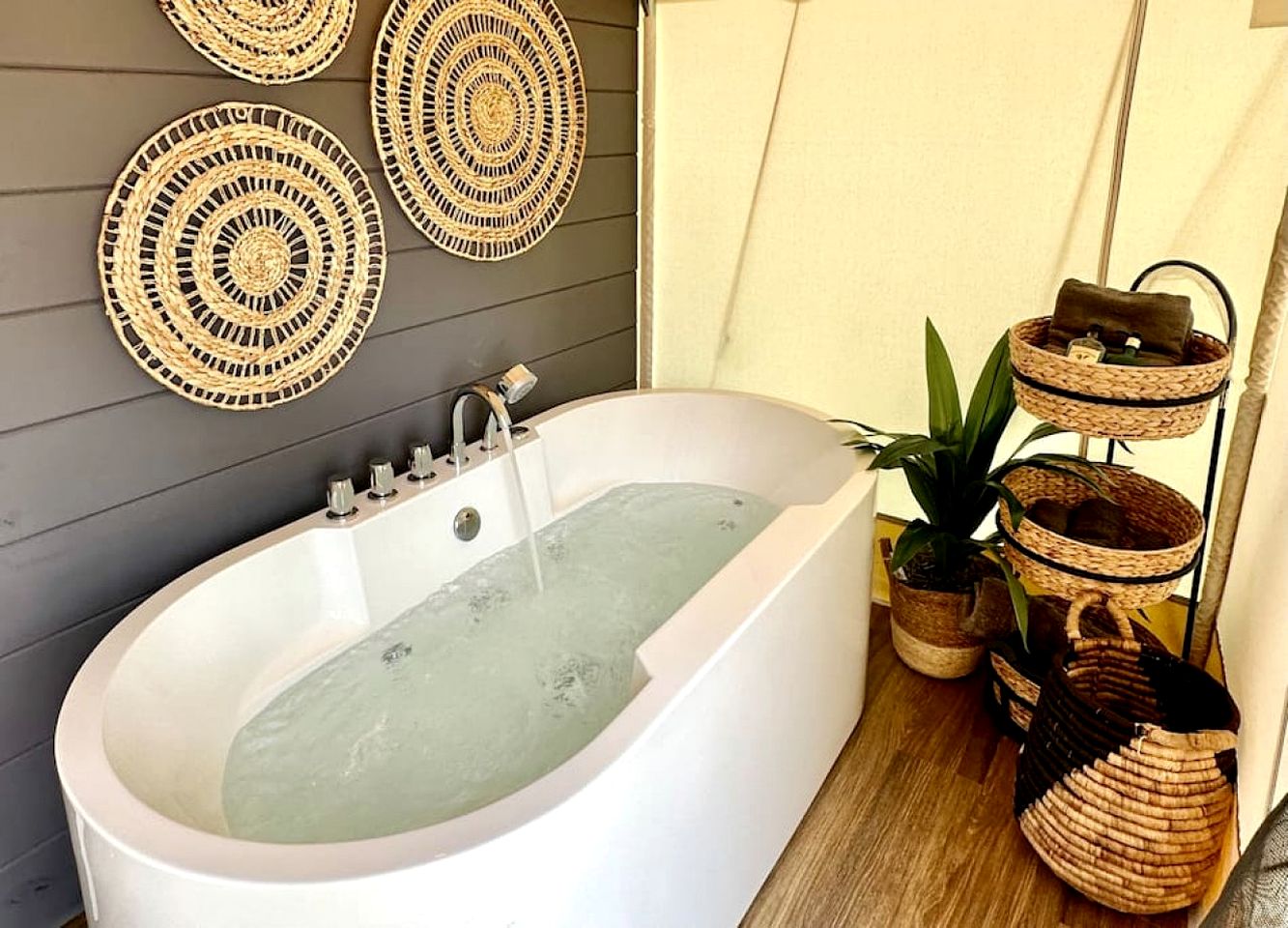 Amazing Luxurious Safari Tent with Sauna and Bath in Kentucky