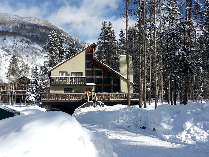 Roosevelt National Forest camping cabin in Vail, Colorado surrounded by mountains.