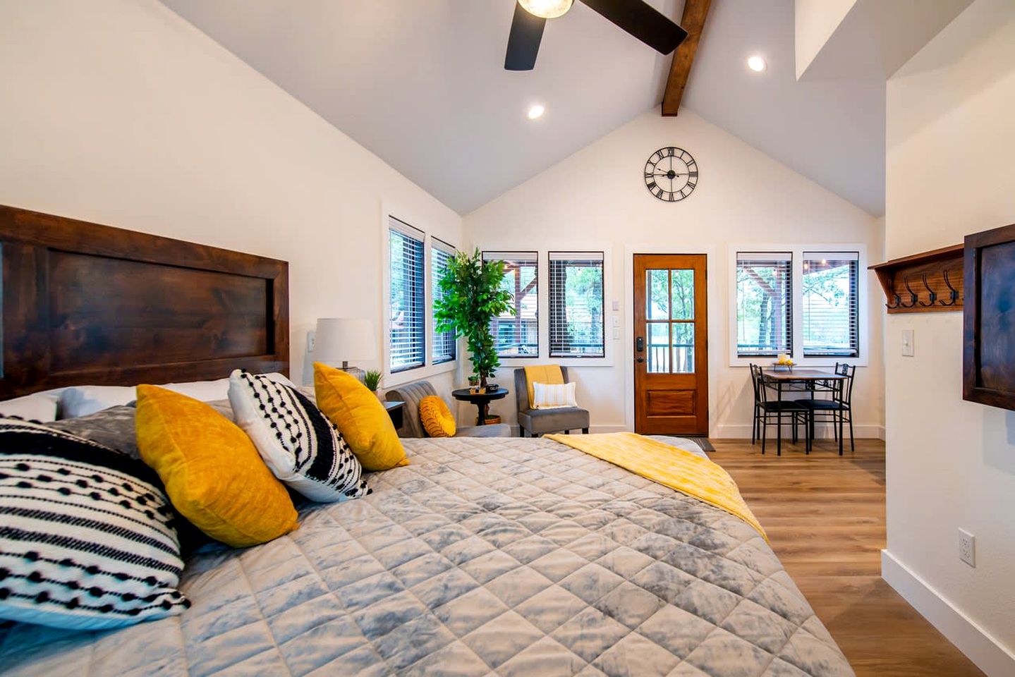 Beautiful Treehouse Glamping Site, Near Magnolia, Texas