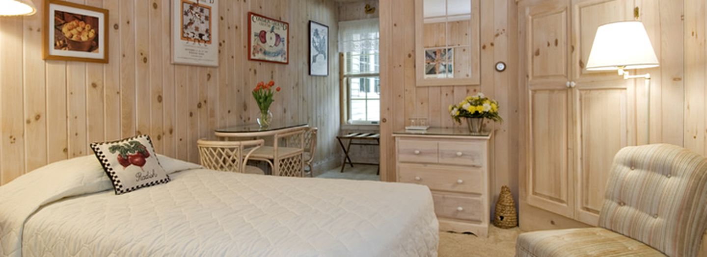 Quaint Bed and Breakfast Accommodation with Pond in Oxford County, Maine