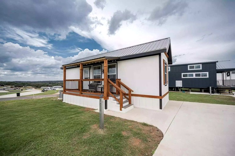 Comfortable Tiny Home Retreat with Resort Amenities Near Fredericksburg, TX