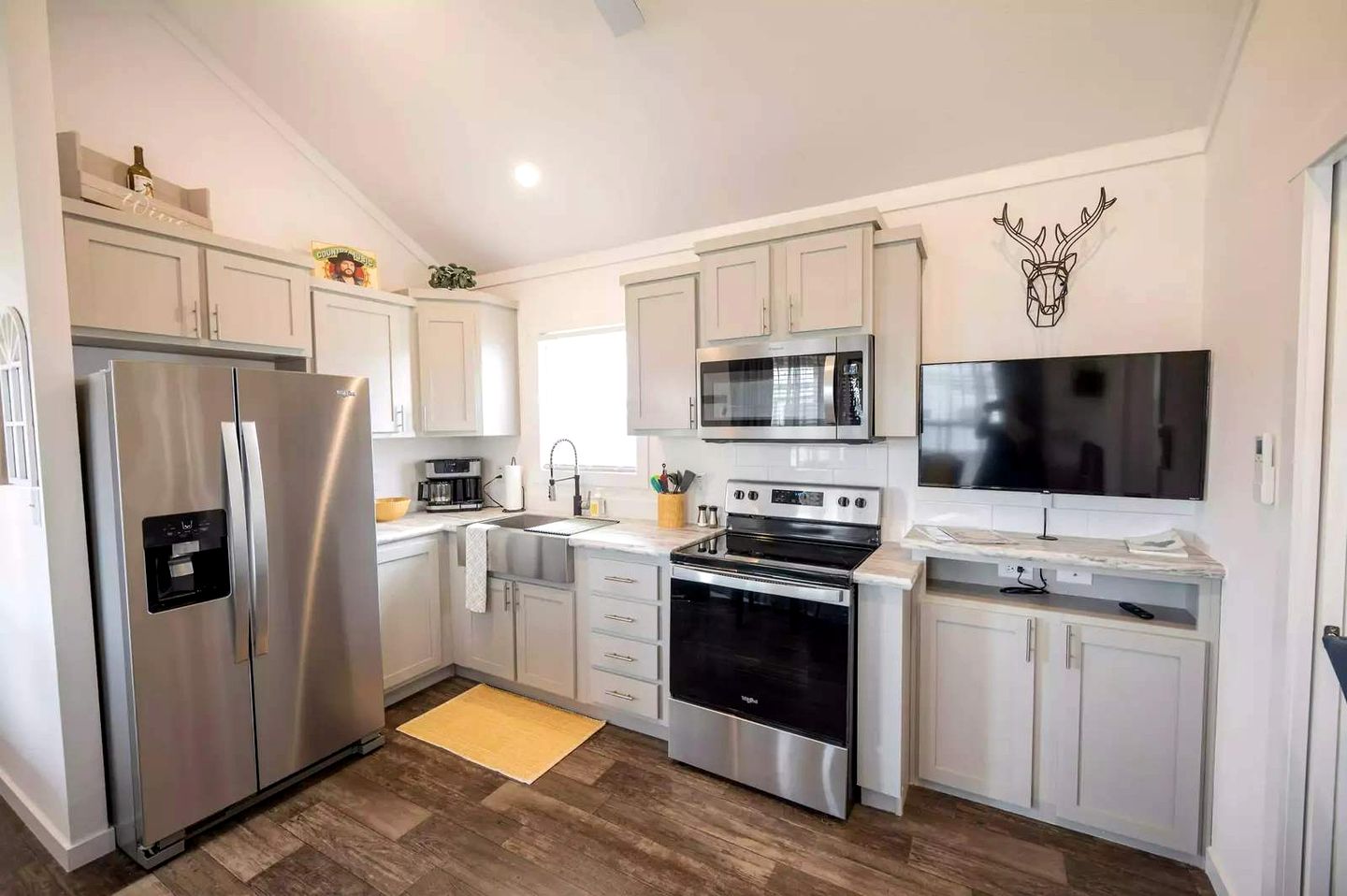 Comfortable Tiny Home Retreat with Resort Amenities Near Fredericksburg, TX