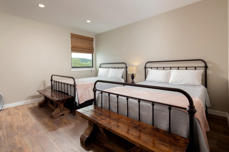 RU The White House on the Horseshoe, Vacation Rentals, Canyon Lake