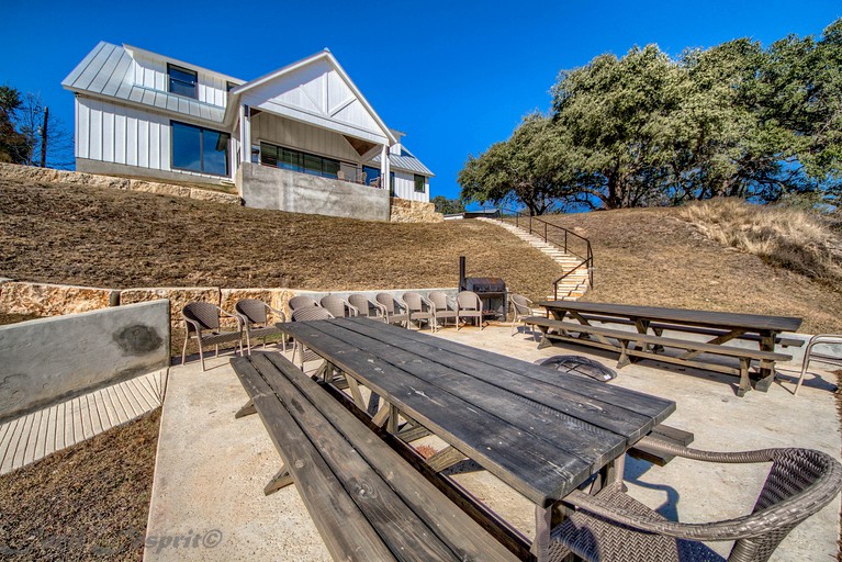 RU The White House on the Horseshoe, Vacation Rentals, Canyon Lake