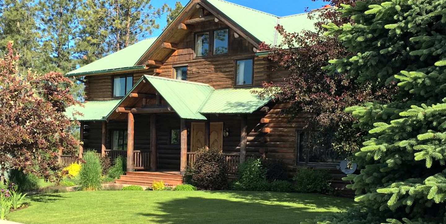 Deluxe Log Cabin Rental near Glacier National Park, Montana