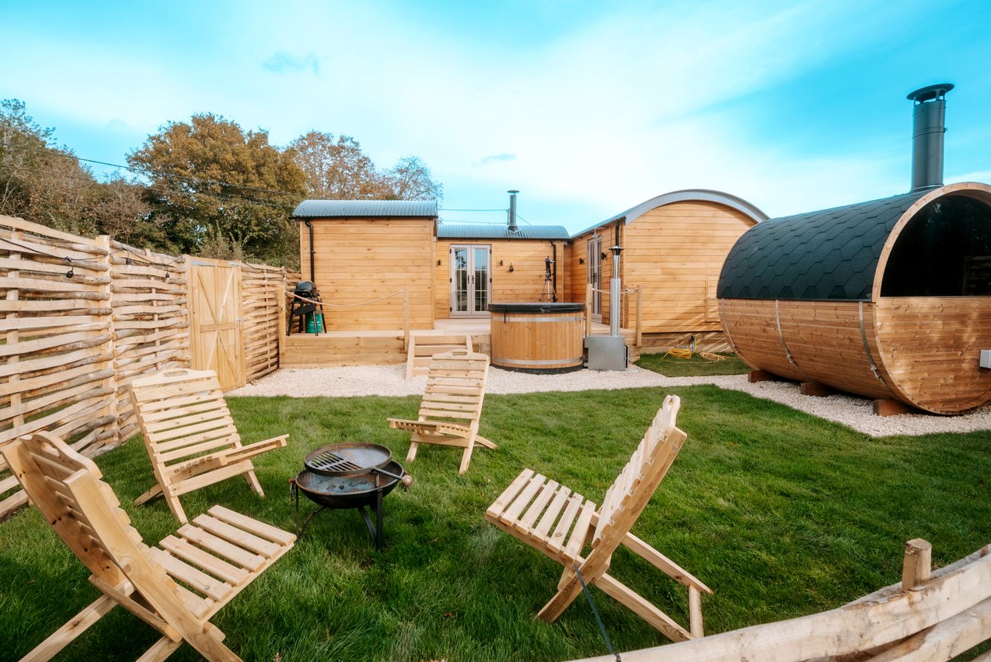 Secluded Luxury Lodge with Hot Tub, Sauna & Outdoor Cinema, Peaceful Retreat Near Binsted, England