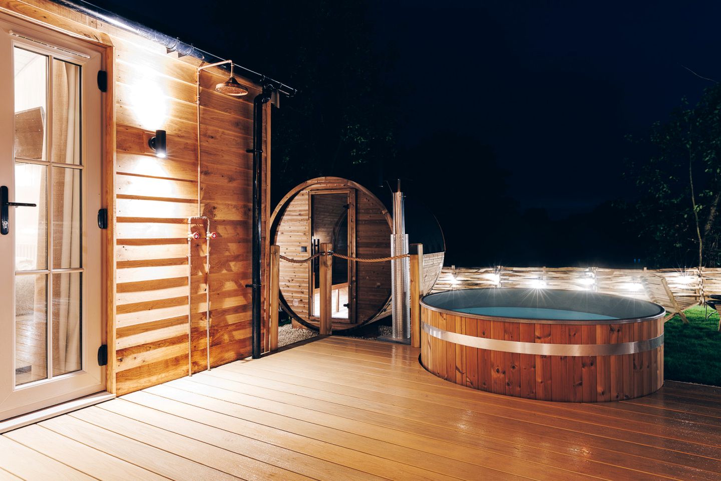 Secluded Luxury Lodge with Hot Tub, Sauna & Outdoor Cinema, Peaceful Retreat Near Binsted, England