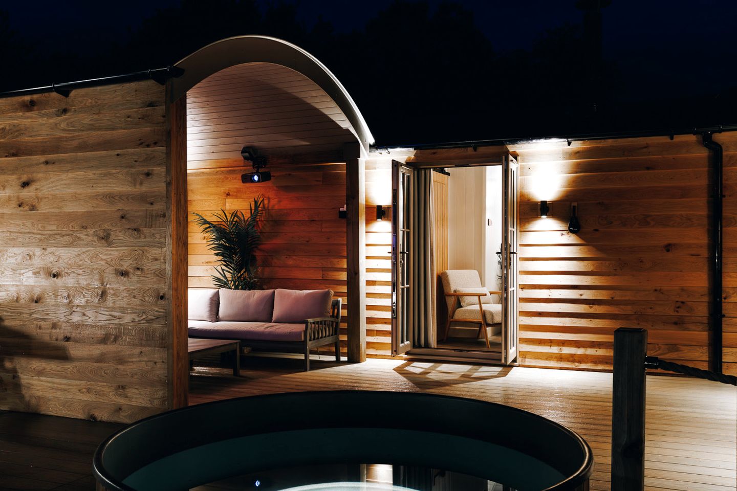 Secluded Luxury Lodge with Hot Tub, Sauna & Outdoor Cinema, Peaceful Retreat Near Binsted, England