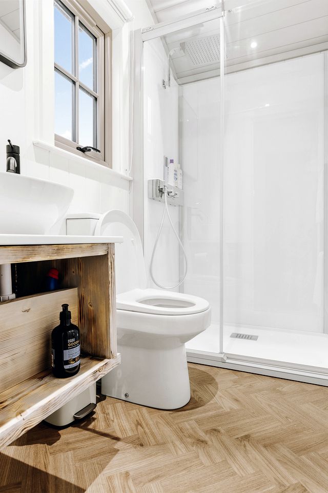 Secluded Luxury Lodge with Hot Tub, Sauna & Outdoor Cinema, Peaceful Retreat Near Binsted, England