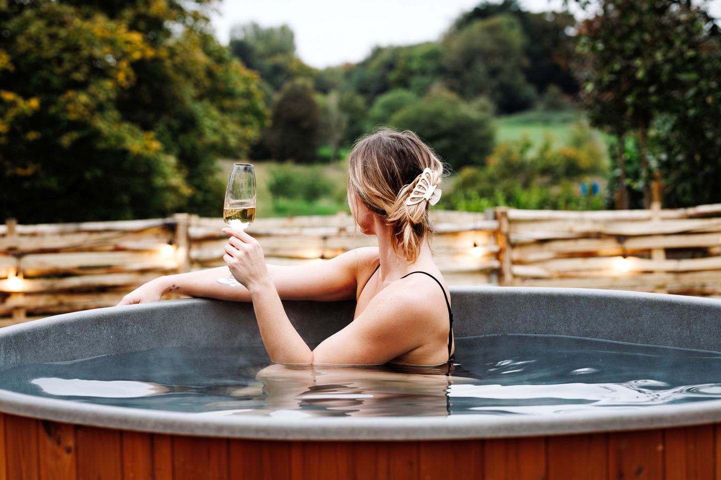 Secluded Luxury Lodge with Hot Tub, Sauna & Outdoor Cinema, Peaceful Retreat Near Binsted, England