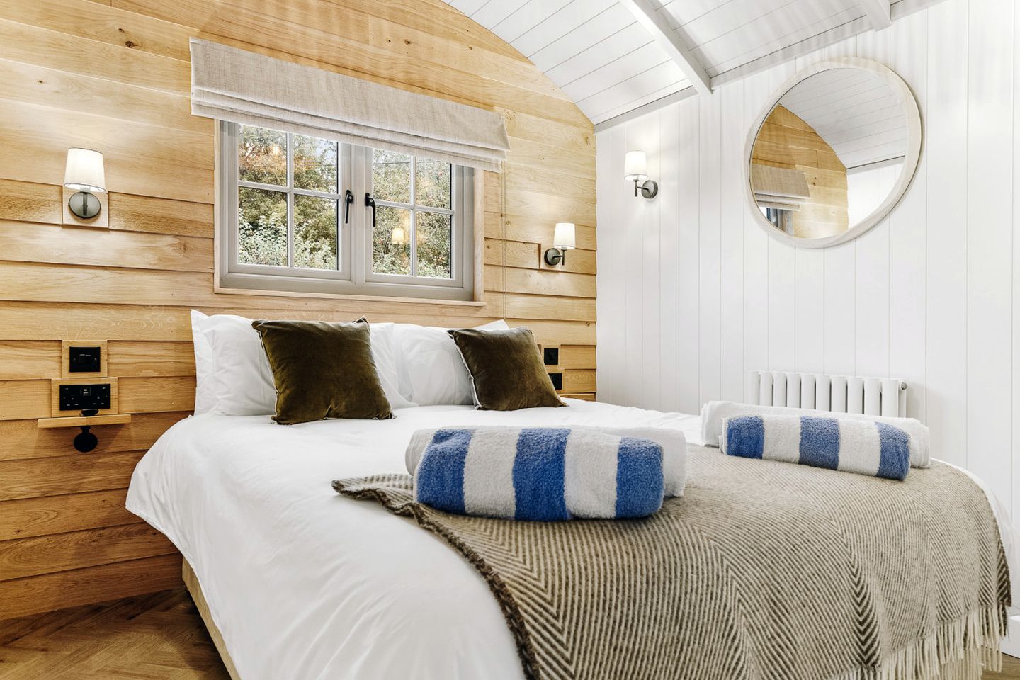 Secluded Luxury Lodge with Hot Tub, Sauna & Outdoor Cinema, Peaceful Retreat Near Binsted, England