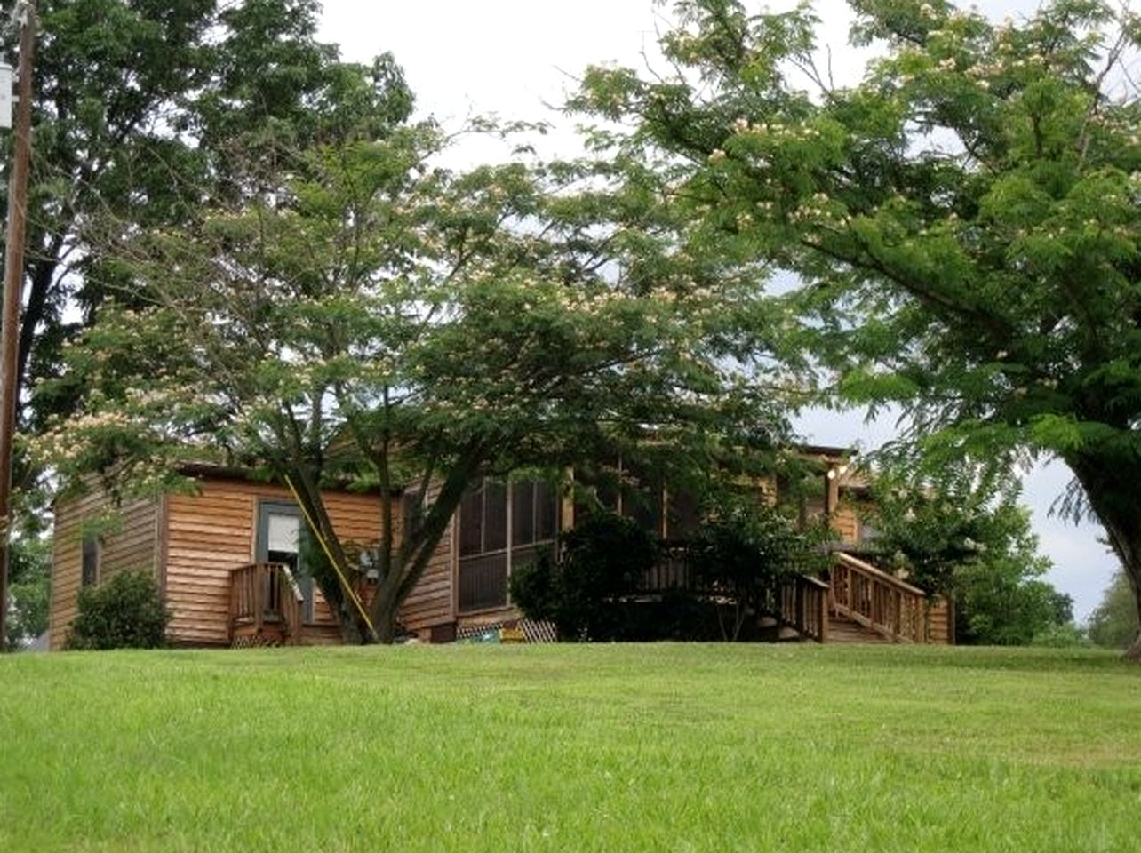 Charming Cottage Overlooking Gorgeous Citation Bass and Bream Pond near Charlottesville