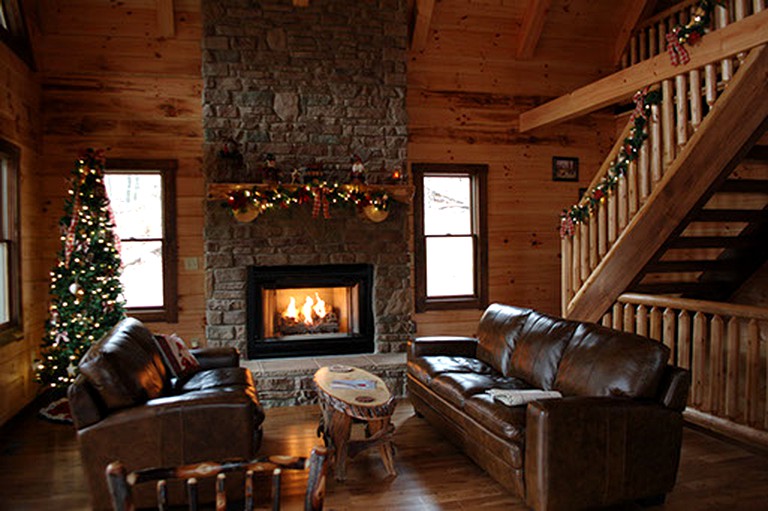 Log cabins near Woodbury Wildlife Area for outdoor vacations in Ohio.