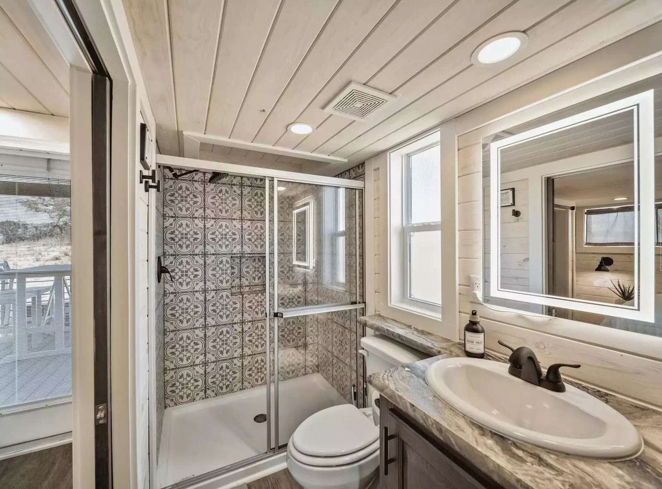 Refined Tiny Home Getaway with Resort Amenities Near Fredericksburg, TX