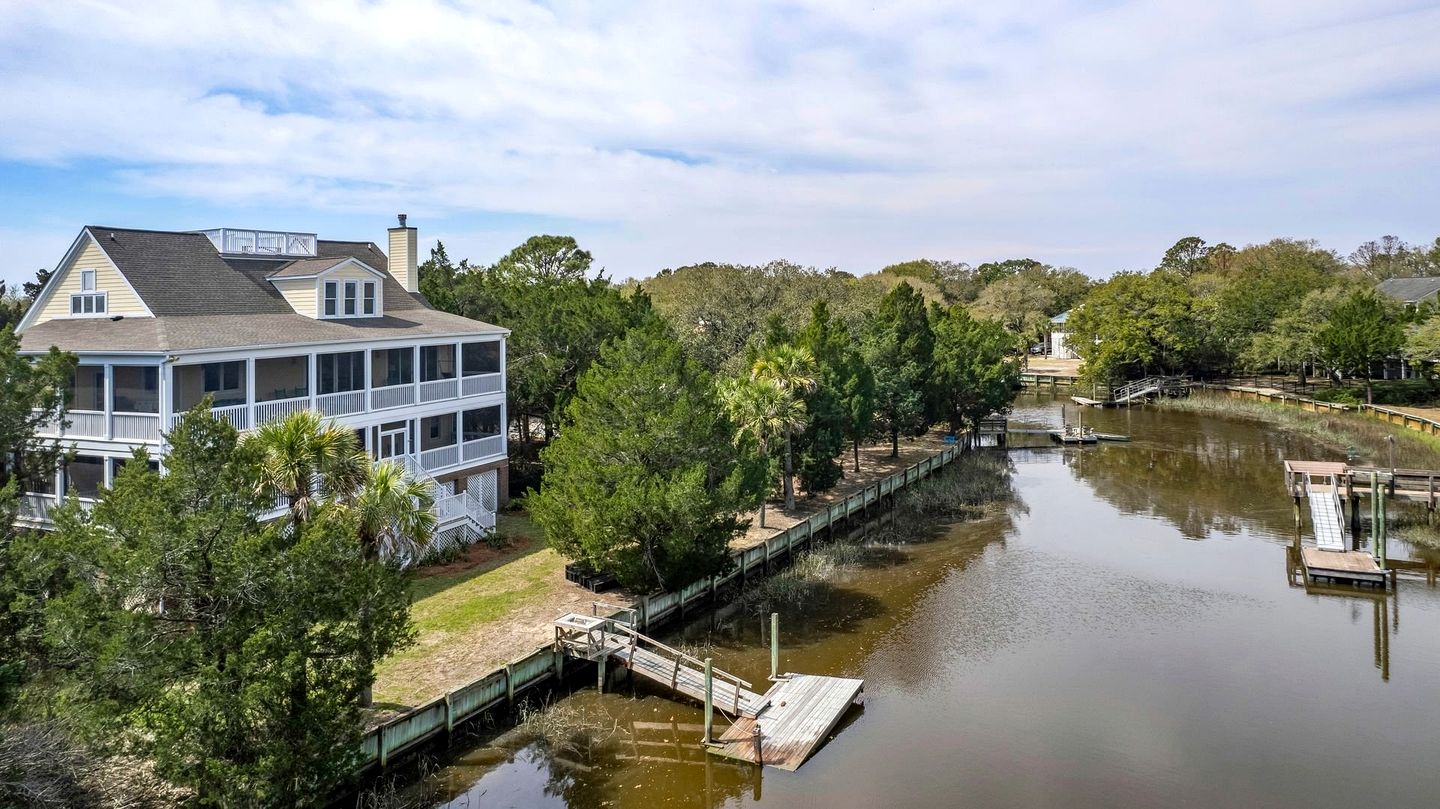 Stunning Beach House Settled Between Trees in Georgetown, South Carolina