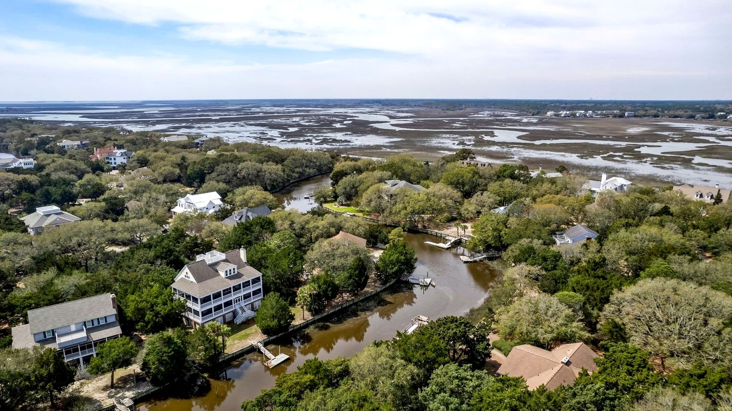 Stunning Beach House Settled Between Trees in Georgetown, South Carolina