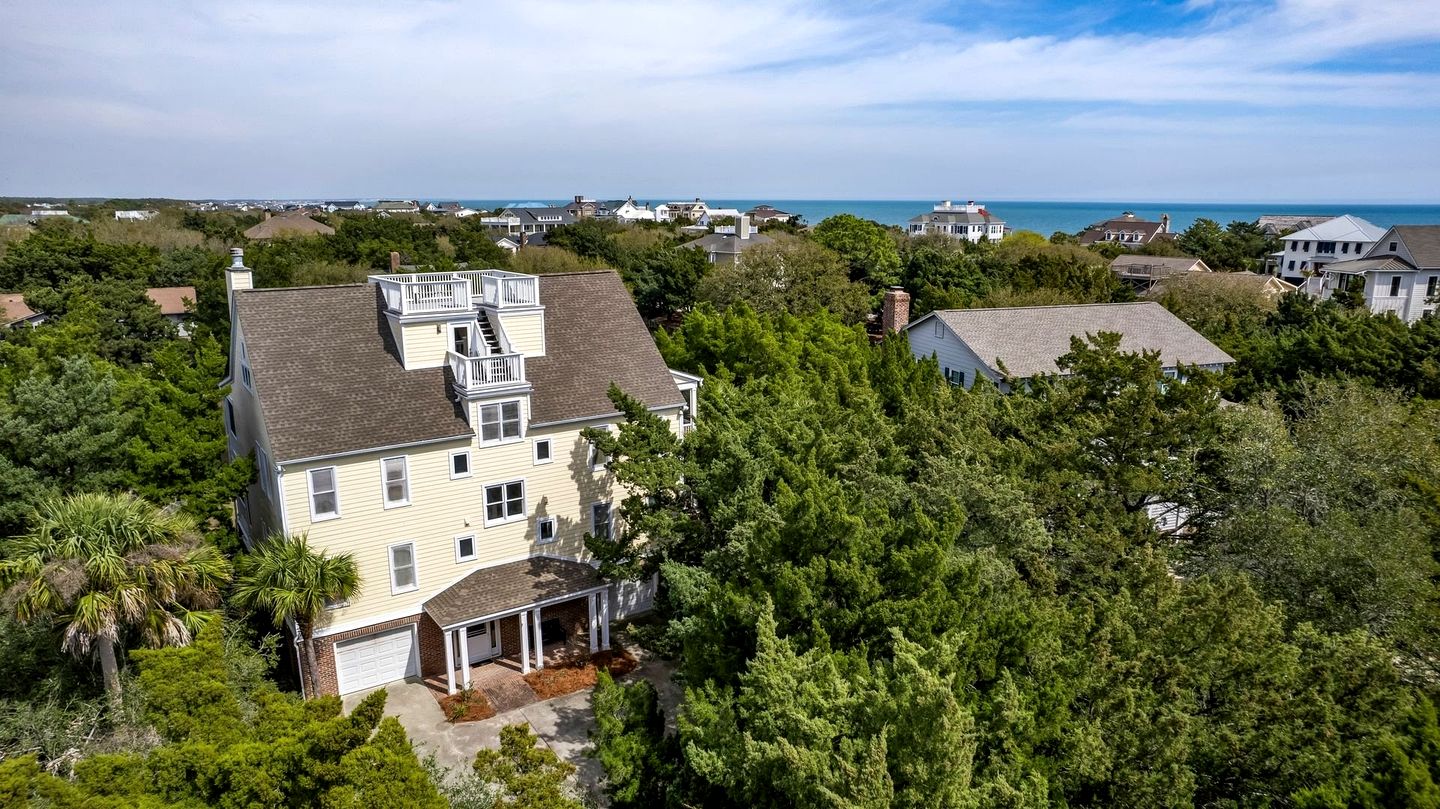 Stunning Beach House Settled Between Trees in Georgetown, South Carolina