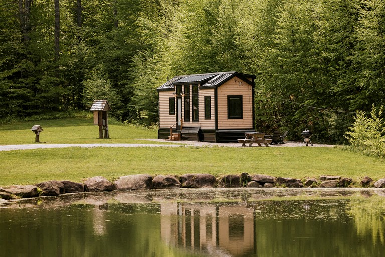 Stunning Cedar Tiny House with Sauna Access for a Romantic Getaway in Chester, Vermont