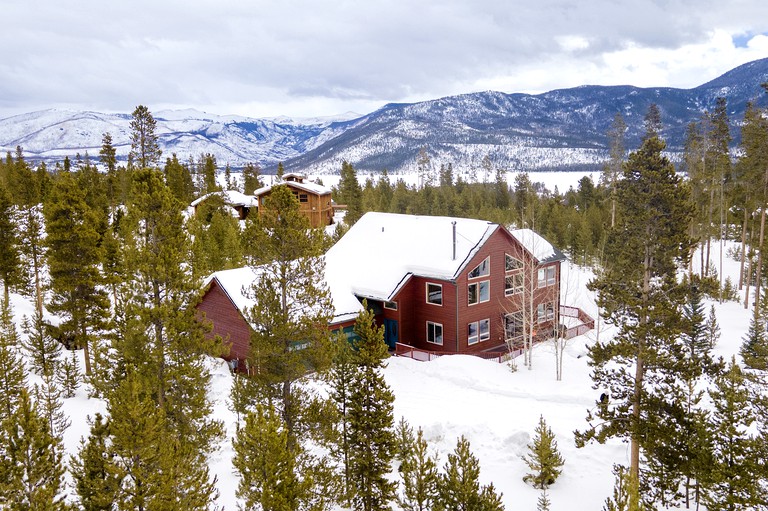 Perfect and Luminous Mountain Cabin with Breathtaking Views of the Colorado Rocky Mountains and the Shadow Mountain Lake, Colorado