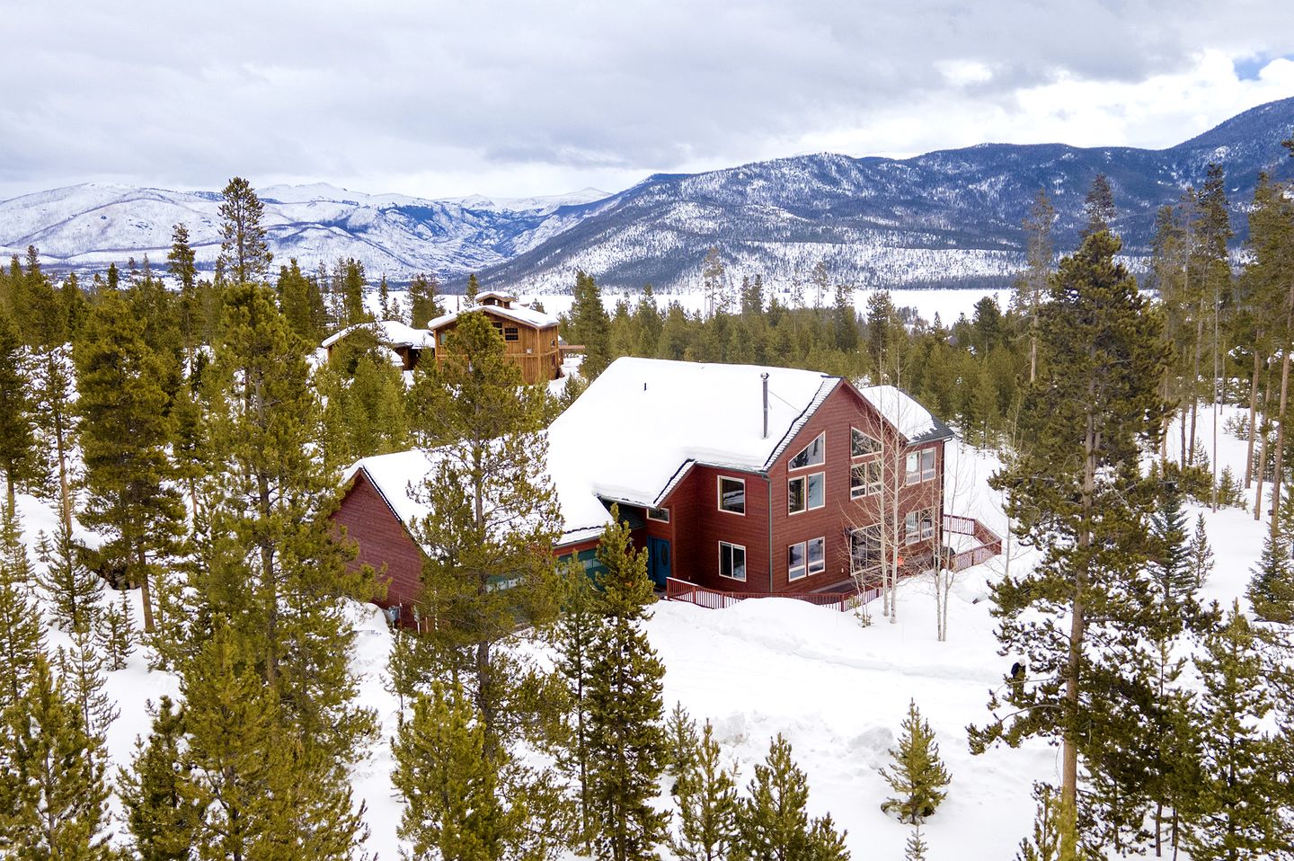 Perfect and Luminous Mountain Cabin with Breathtaking Views of the Colorado Rocky Mountains and the Shadow Mountain Lake, Colorado