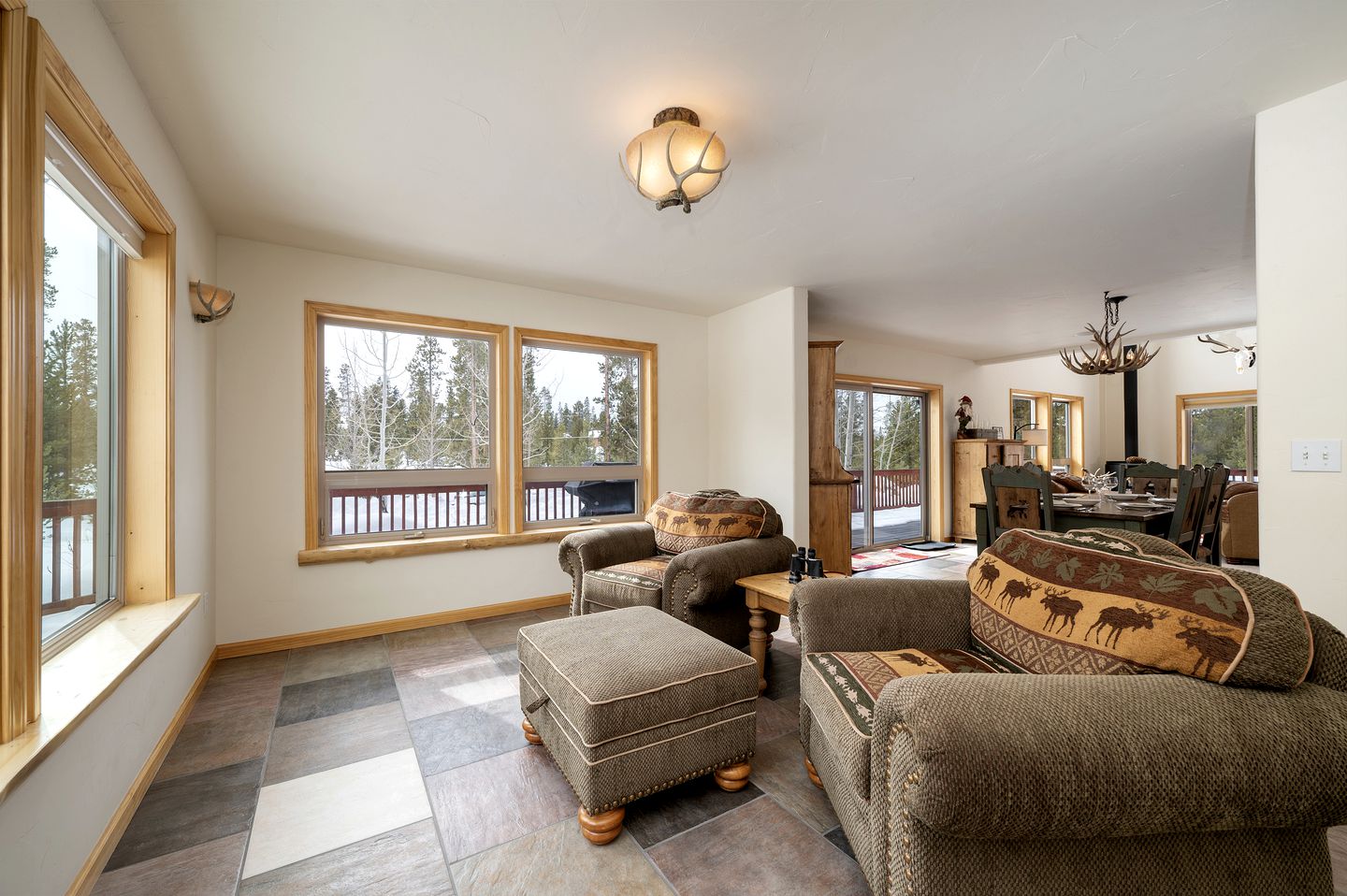 Perfect and Luminous Mountain Cabin with Breathtaking Views of the Colorado Rocky Mountains and the Shadow Mountain Lake, Colorado