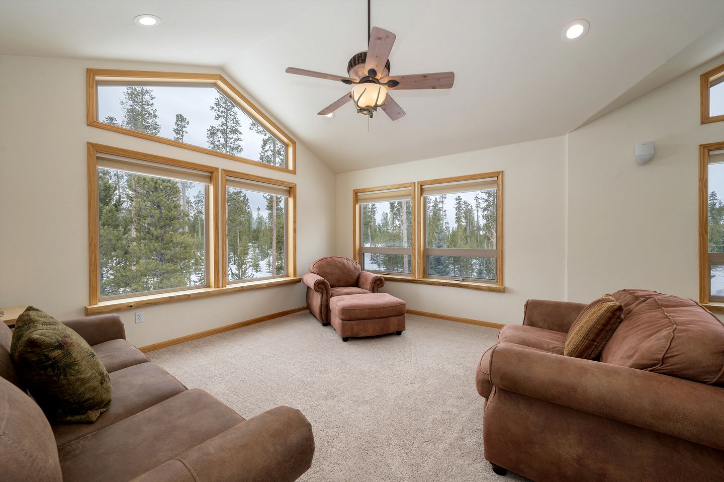 Perfect and Luminous Mountain Cabin with Breathtaking Views of the Colorado Rocky Mountains and the Shadow Mountain Lake, Colorado