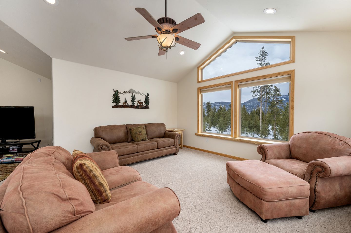 Perfect and Luminous Mountain Cabin with Breathtaking Views of the Colorado Rocky Mountains and the Shadow Mountain Lake, Colorado