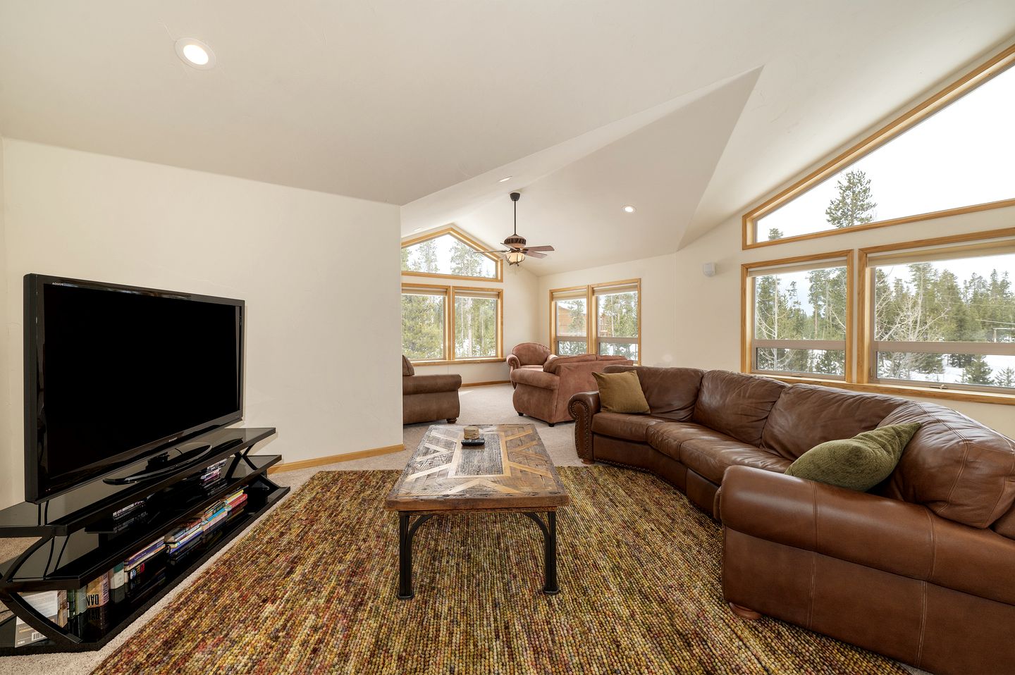 Perfect and Luminous Mountain Cabin with Breathtaking Views of the Colorado Rocky Mountains and the Shadow Mountain Lake, Colorado