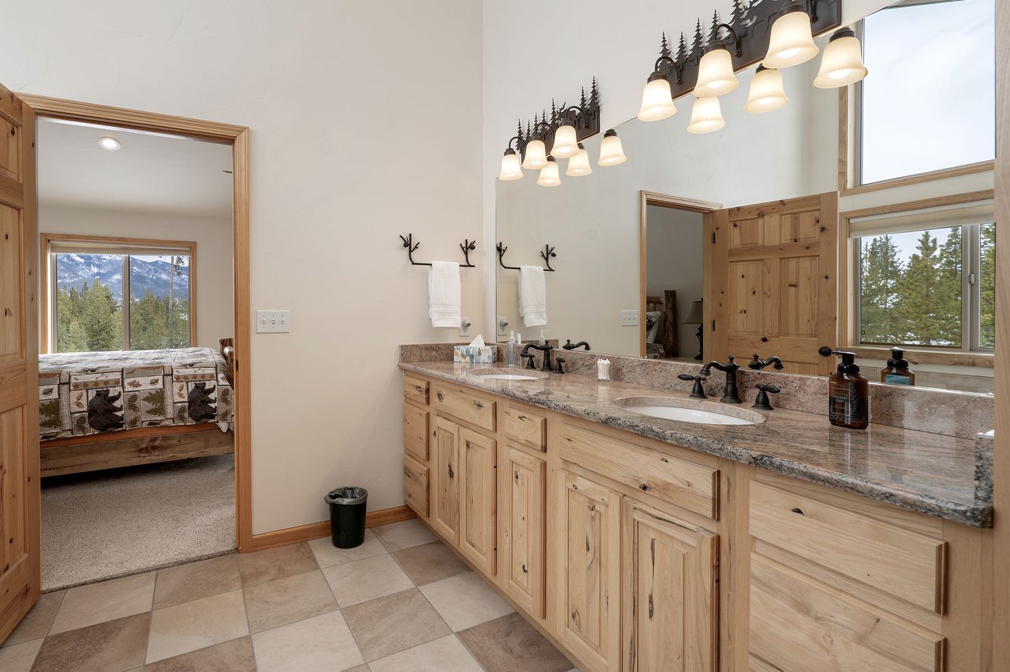 Perfect and Luminous Mountain Cabin with Breathtaking Views of the Colorado Rocky Mountains and the Shadow Mountain Lake, Colorado