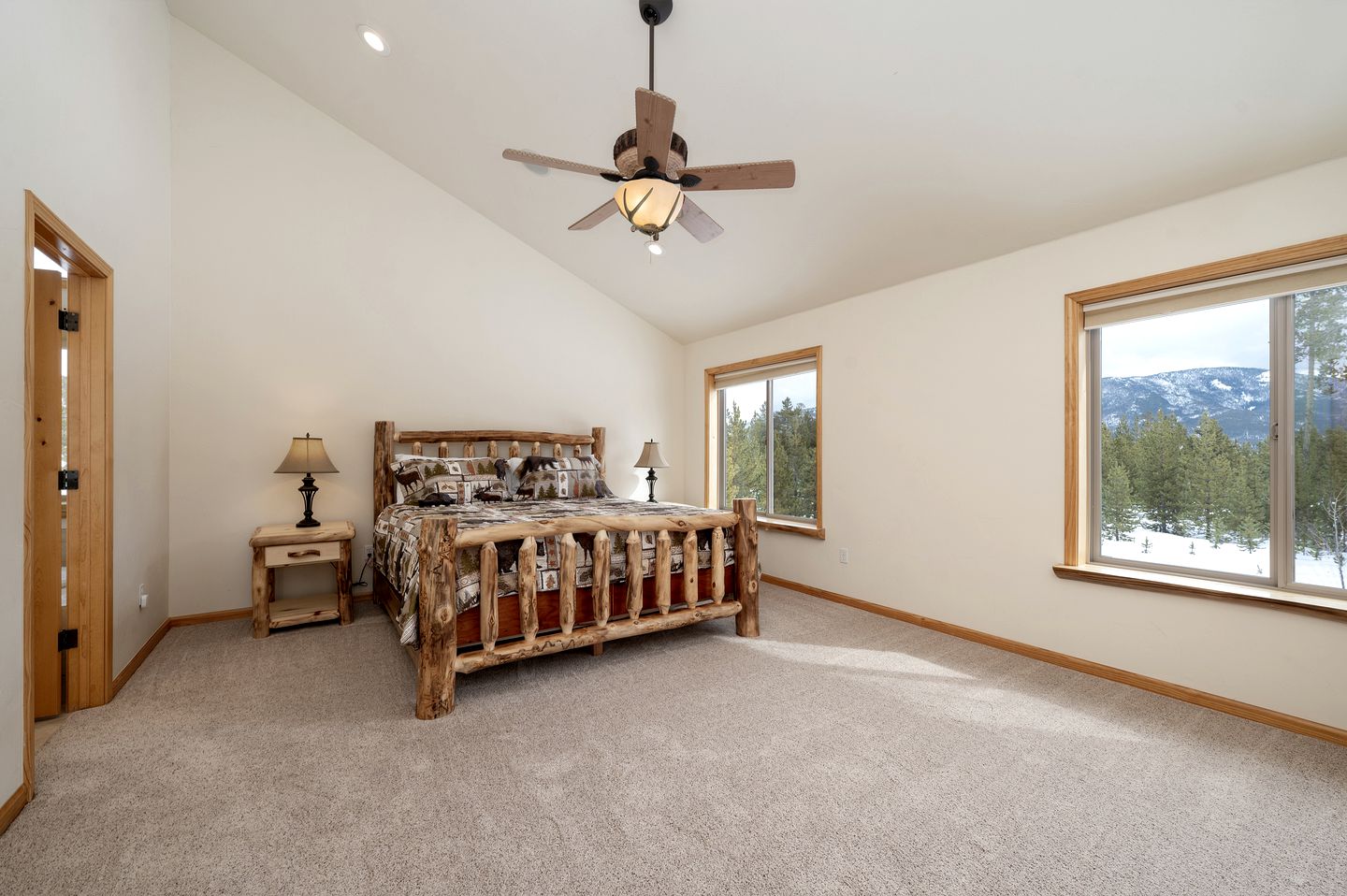 Perfect and Luminous Mountain Cabin with Breathtaking Views of the Colorado Rocky Mountains and the Shadow Mountain Lake, Colorado