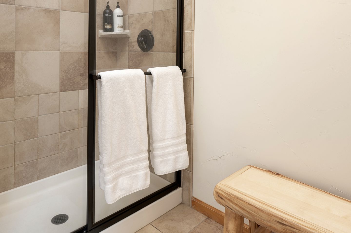 Perfect and Luminous Mountain Cabin with Breathtaking Views of the Colorado Rocky Mountains and the Shadow Mountain Lake, Colorado