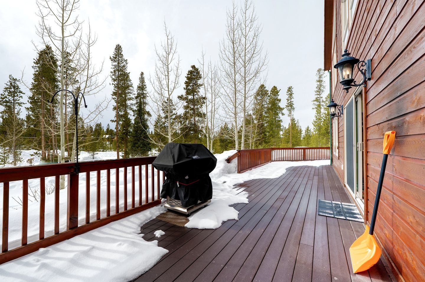 Perfect and Luminous Mountain Cabin with Breathtaking Views of the Colorado Rocky Mountains and the Shadow Mountain Lake, Colorado