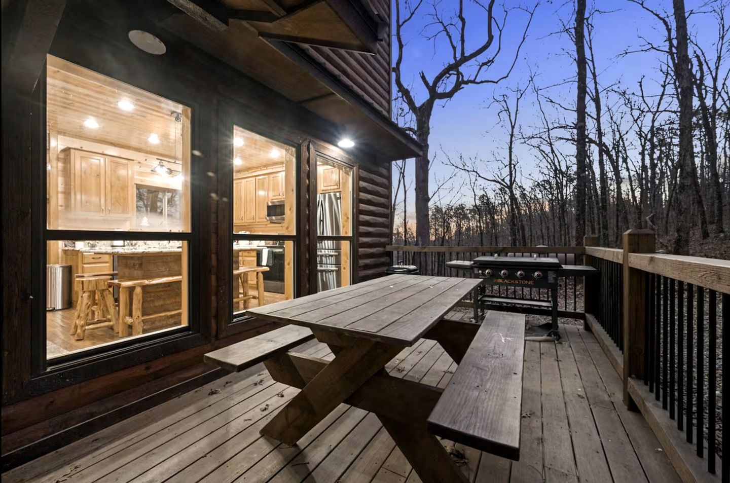 Beautiful Log Cabin with Private Hot Tub, Fire Pit, and Spacious Balcony, Perfect for a Luxury Mountain Retreat