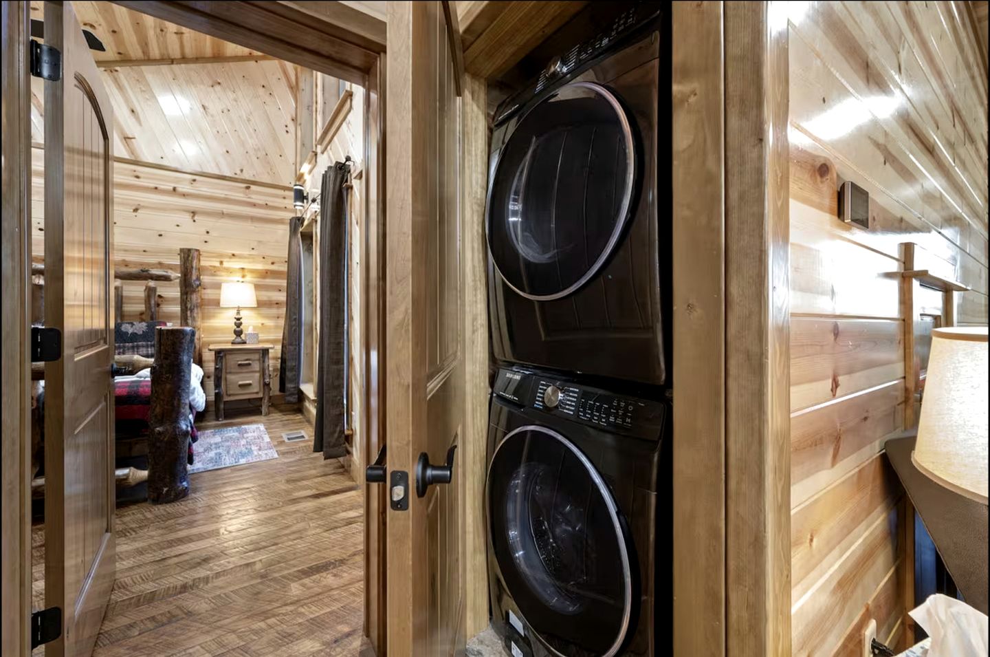 Beautiful Log Cabin with Private Hot Tub, Fire Pit, and Spacious Balcony, Perfect for a Luxury Mountain Retreat